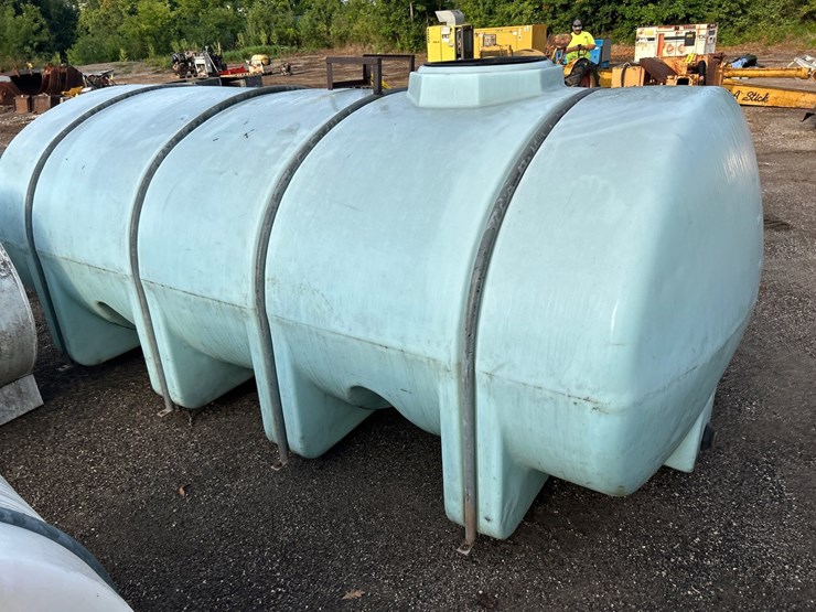 #2772-•-approx-1625-gallon-poly-tank-image-4