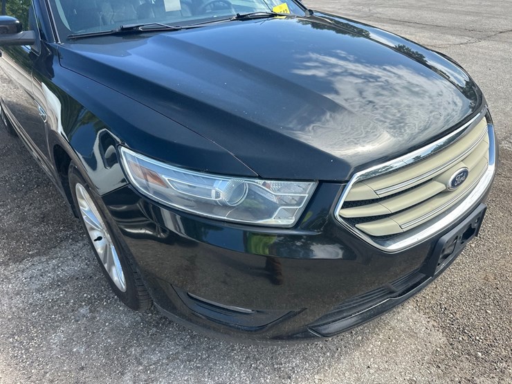 #2642-•-2013-ford-taurus-sedan-image-19