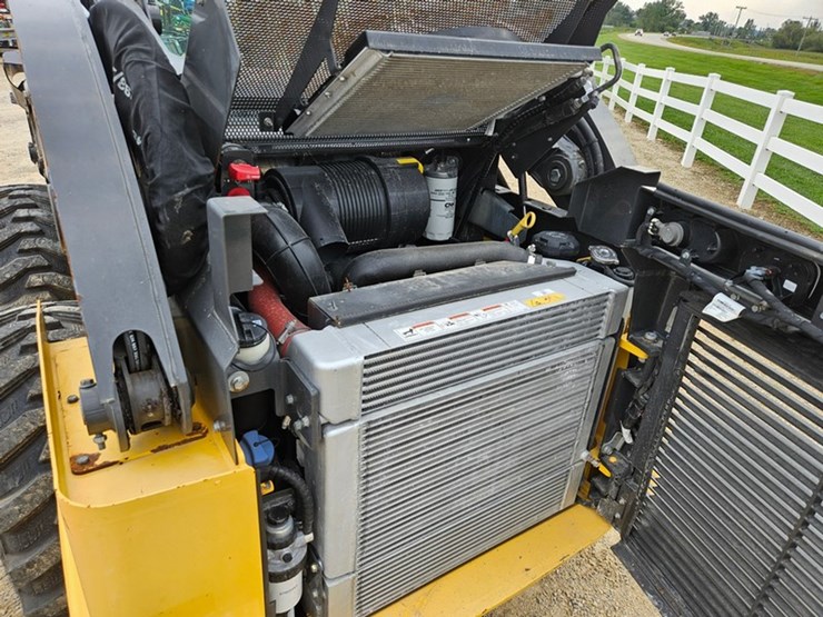 new-holland-l334-image-13