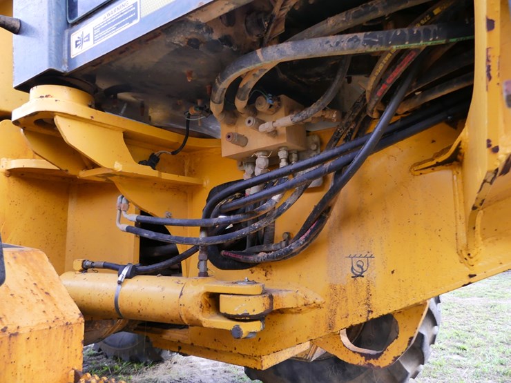 2005-deere-670d-image-10