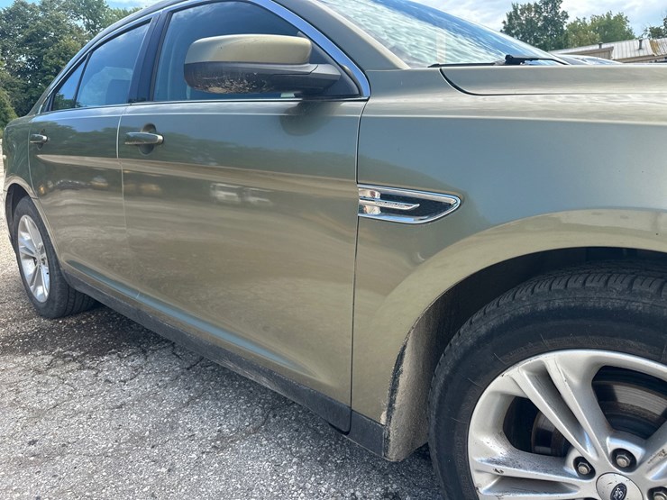 #2644-•-2013-ford-taurus-sedan-image-19