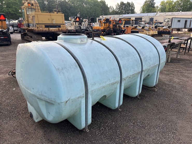 #2772-•-approx-1625-gallon-poly-tank-image-1