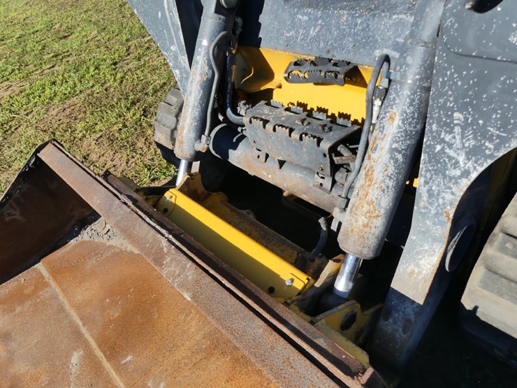 2021-deere-333g-image-11
