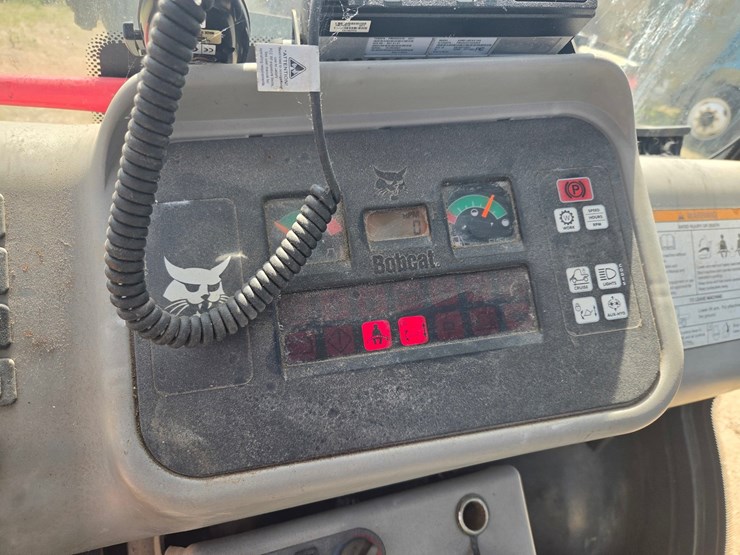 2004-bobcat-toolcat-5600-image-23