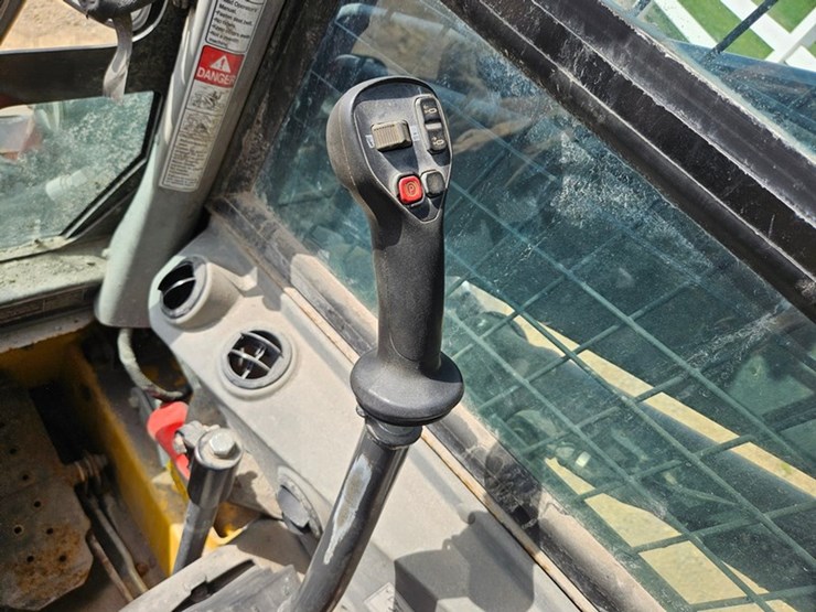 new-holland-l334-image-17