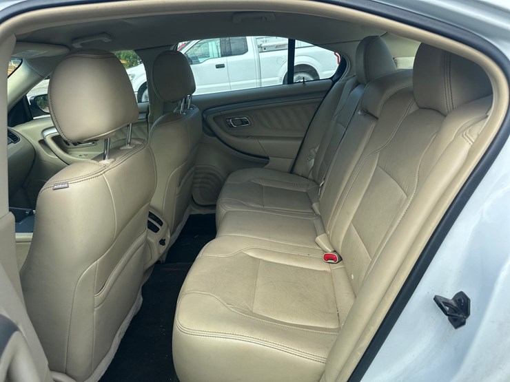 #2643-•-2015-ford-taurus-sedan-image-22