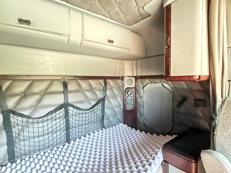 2018-freightliner-122sd-semi-image-40