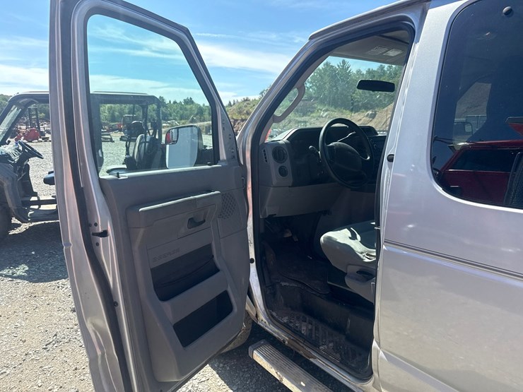 2010-ford-e350-image-36
