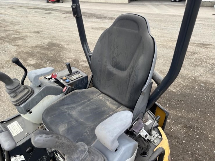 2016-deere-17g-image-26