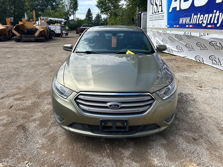 #2644-•-2013-ford-taurus-sedan-image-18