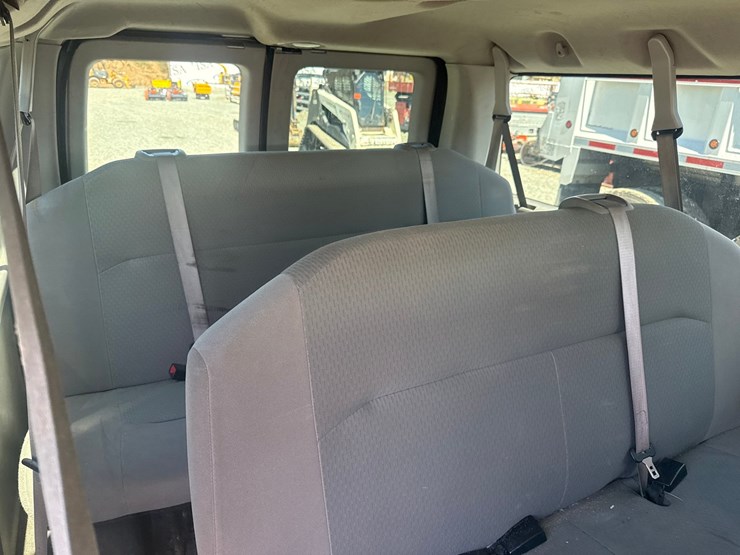 2010-ford-e350-image-33