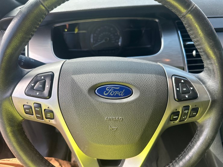 #2642-•-2013-ford-taurus-sedan-image-27