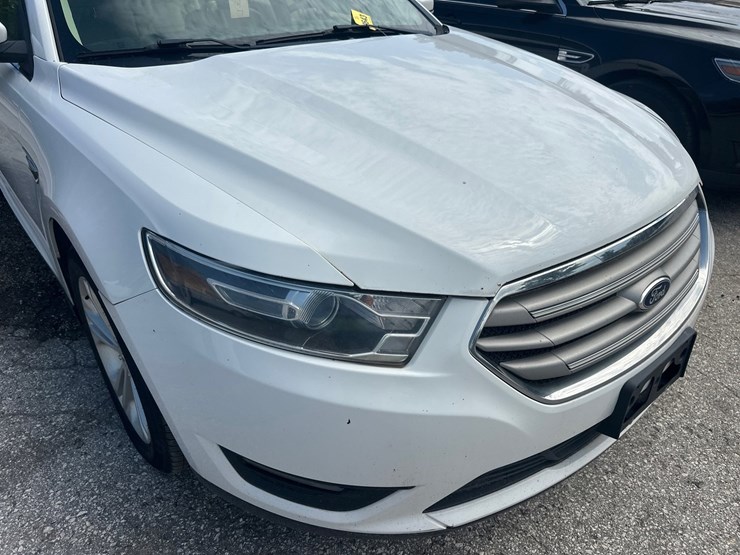 #2643-•-2015-ford-taurus-sedan-image-20