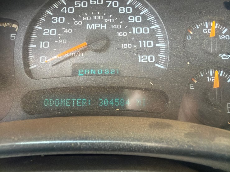 2004-chevrolet-3500-image-2