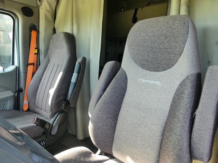 2018-peterbilt-579-image-12