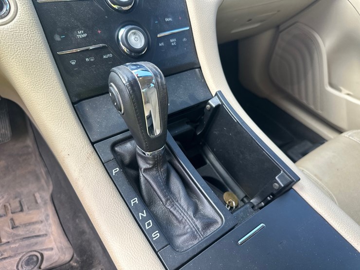 #2643-•-2015-ford-taurus-sedan-image-32