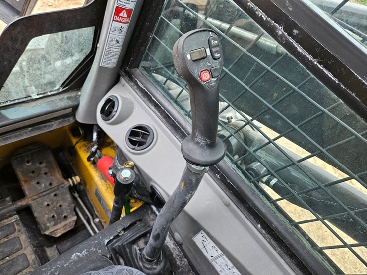 new-holland-l334-image-19