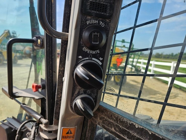 new-holland-l334-image-23