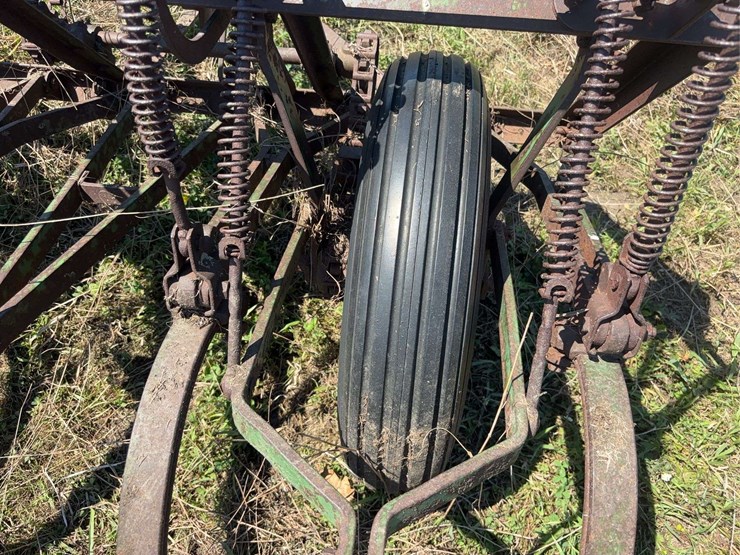 john-deere-13-shank-field-cultivator-image-17