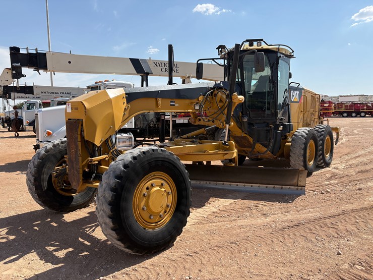 caterpillar-140m2-awd-image-2