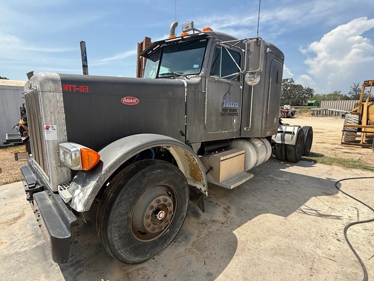 2002-peterbilt-379-image-10