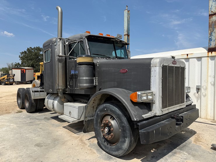 2002-peterbilt-379-image-1