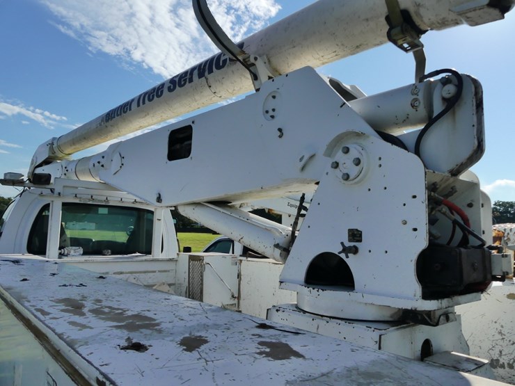 2006-chevrolet-c7500-bucket-truck-image-8
