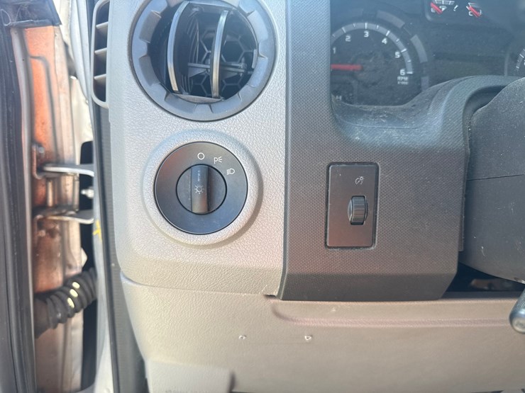 2010-ford-e350-image-41