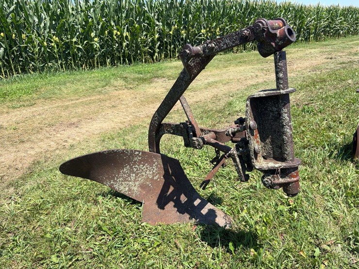 allis-chalmers-14”-one-bottom-moldboard-plow-image-1