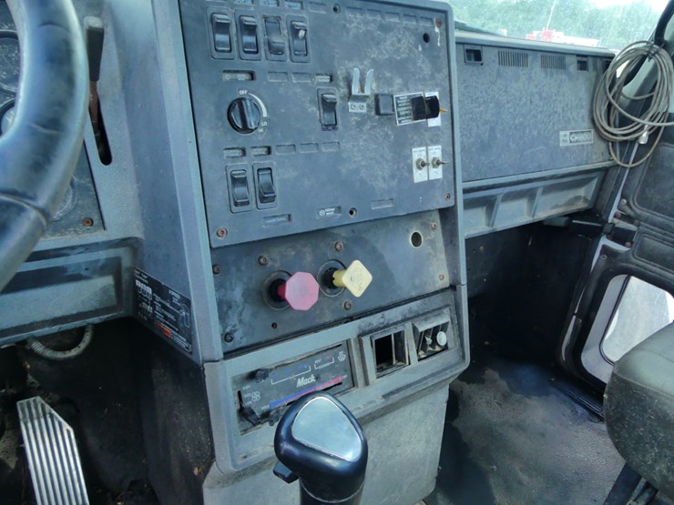 2000-mack-ch612-image-12