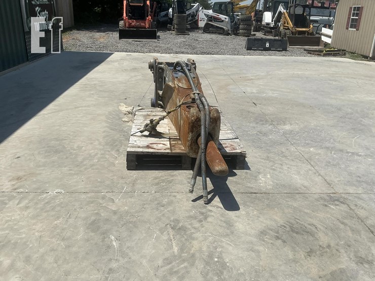 2020-caterpillar-330-image-4