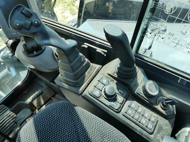 2025-case-cx90e-image-17