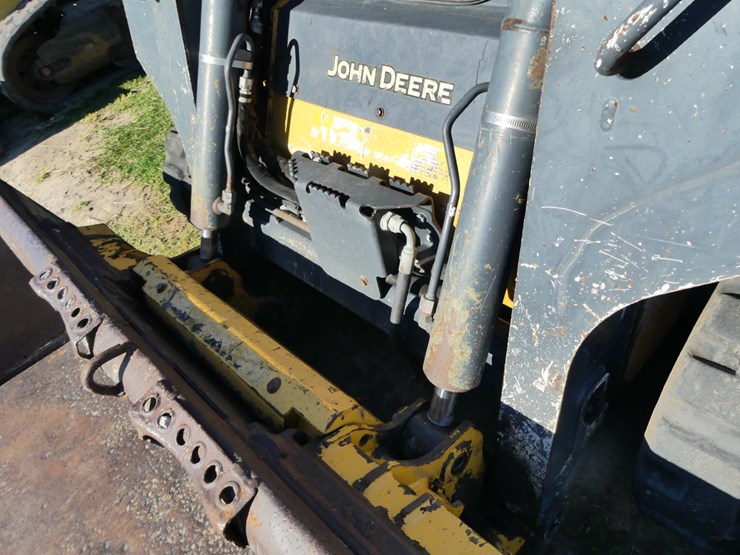 2017-deere-317g-image-12