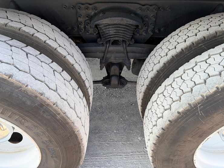 2015-freightliner-m2-106-image-4