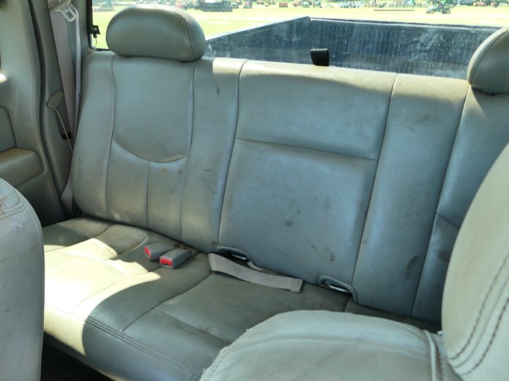 2004-chevrolet-2500hd-image-9
