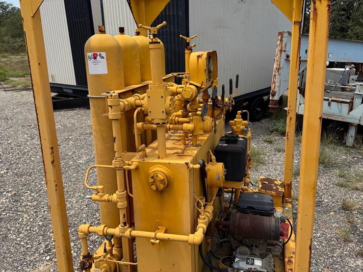 2009-advanced-pressure-3-station-4-bottle-accumulator-closing-unit,-skidded-image-2