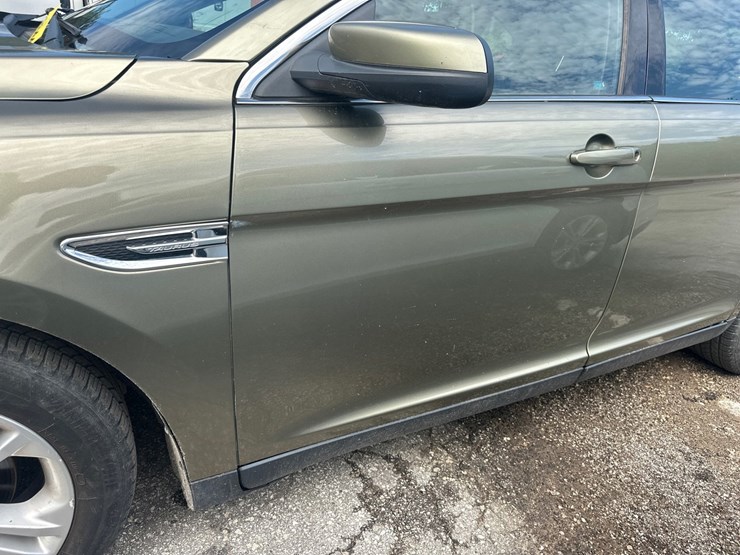 #2644-•-2013-ford-taurus-sedan-image-9