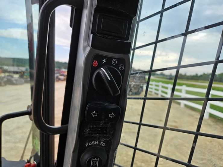 new-holland-l334-image-26