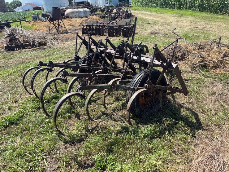 john-deere-13-shank-field-cultivator-image-5