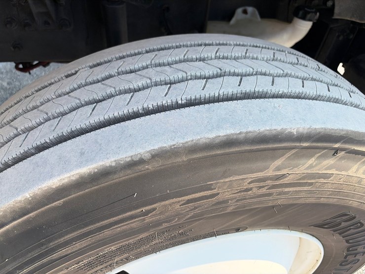 2015-freightliner-m2-106-image-9