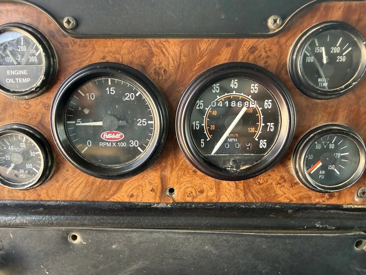 2002-peterbilt-379-image-18