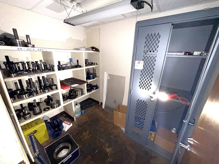 lot-w/-contents-of-gauge-room-including-(50+)-(unused)-in-act-&-non-api-up-to-11”-thread-gauge-&-metal-lockers-image-1