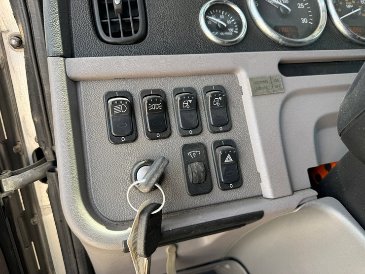 2012-peterbilt-367-image-29