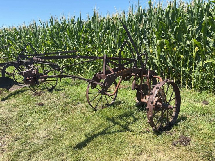 allis-chalmers-16”-one-bottom-pull-type-moldboard-plow-image-1