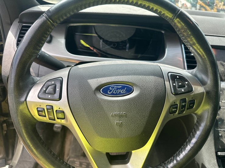 #2644-•-2013-ford-taurus-sedan-image-28