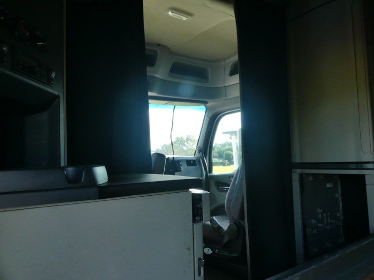 2018-peterbilt-579-image-11
