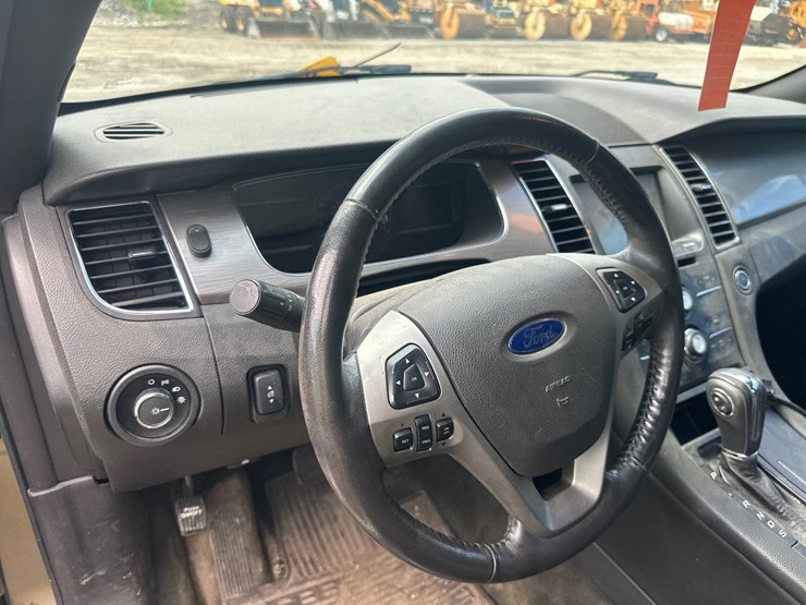 #2644-•-2013-ford-taurus-sedan-image-27