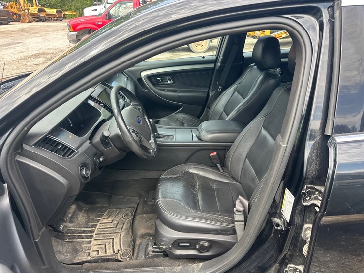 #2645-•-2012-ford-taurus-sedan-image-24