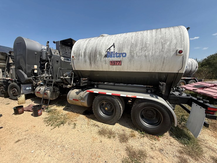 2001-peterbilt-362-image-1