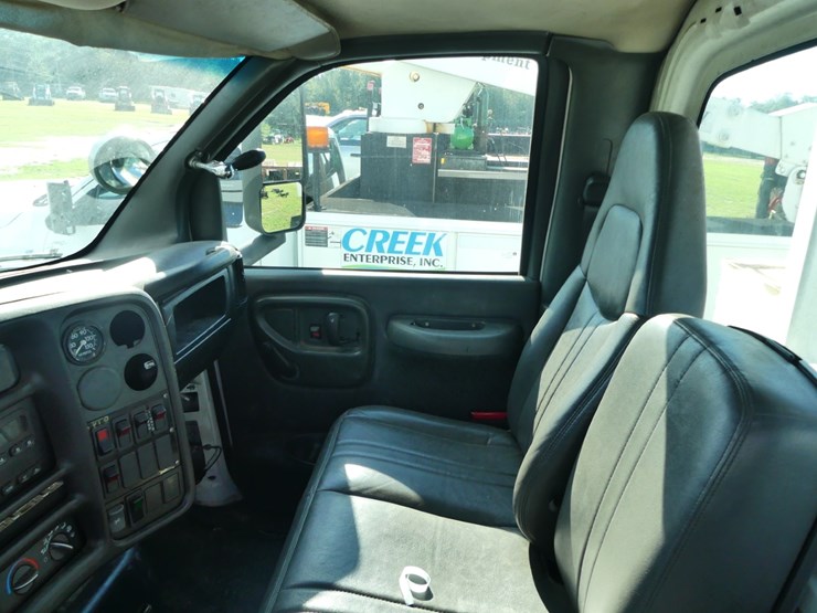 2006-chevrolet-c7500-bucket-truck-image-13